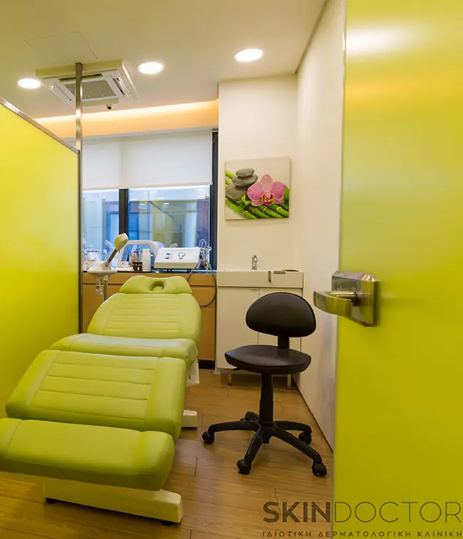 Αίθουσα φροντίδας της SkinDoctor με πράσινη πολυθρόνα